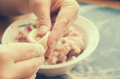The process of making delicious home-made dumplings with meat. Foto stock