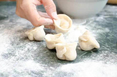 The process of making delicious home-made dumplings with meat. Foto stock