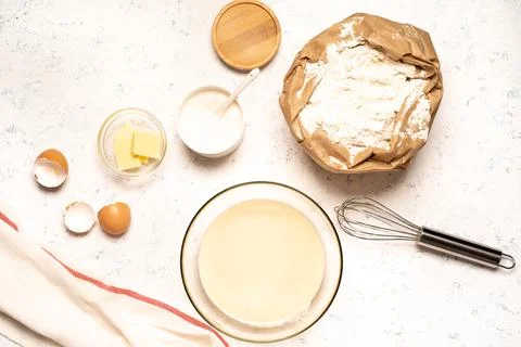 The process of making dough for pancakes with ingredients on a light table, e Foto stock