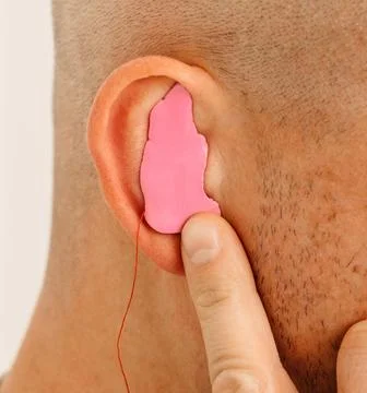 Process of making earplug from an impression of an individual s human ear. Ea Foto stock