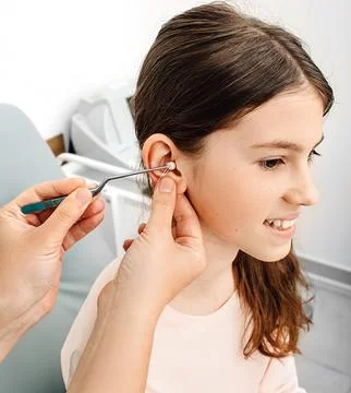 Process of making earplugs from an impression of an individual s child ear. E Foto stock