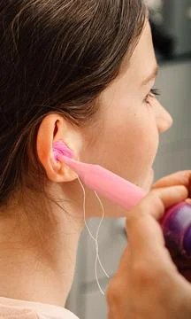 Process of making earplugs from an impression of an individual s child ear. E Foto stock