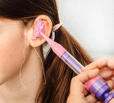 Process of making earplugs from an impression of an individual s child ear. E Foto stock