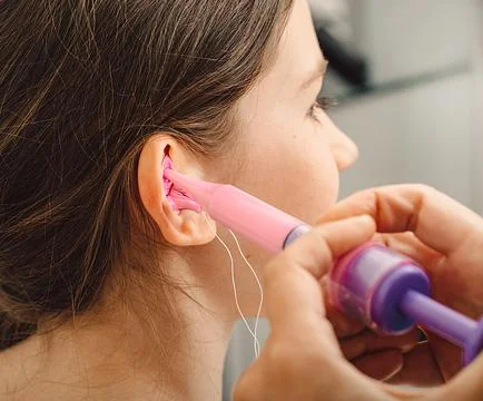 Process of making earplugs from an impression of an individual s child ear. E Fotos Stock