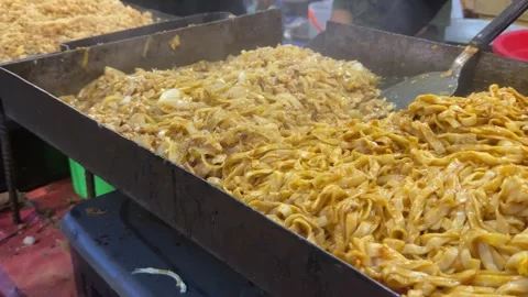 The process of making flat rice noodle (kwetiau) using a flat pan. Stock Footage 259038556