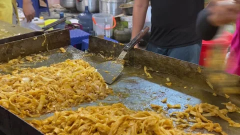 The process of making flat rice noodle (kwetiau) using a flat pan. Stock Footage 259039299