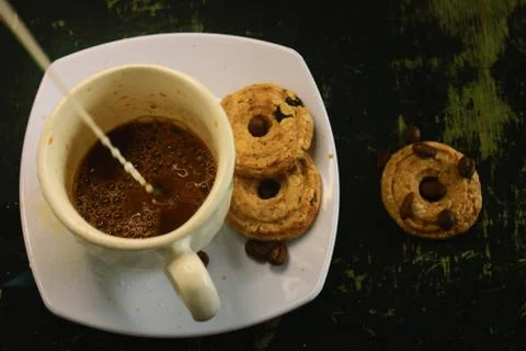 The process of making flat white coffee by pouring steam milk into a cup of e Foto stock