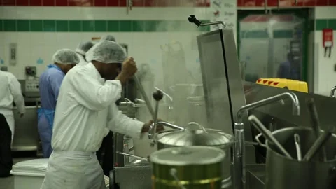 The process of making food at Emirates Flight Catering's Vidéo 133184572