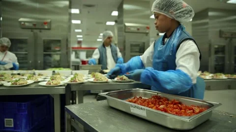 The process of making food at Emirates Flight Catering's Vidéo 133184715