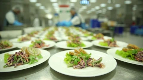 The process of making food at Emirates Flight Catering's Vidéo 133184721