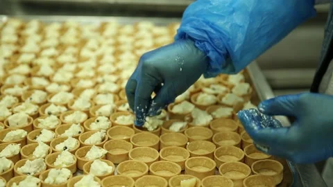 The process of making food at Emirates Flight Catering's Vidéo 133184934