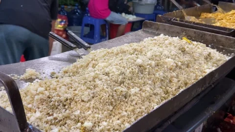 The process of making fried rice using a flat pan Stock Footage 259040938