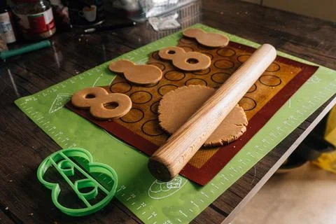 The process of making gingerbread for March 8. Cut out figure eights from dough Stock-Fotos