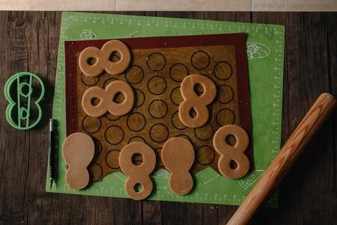 The process of making gingerbread for March 8. Cut out figure eights from dough Stock-Fotos