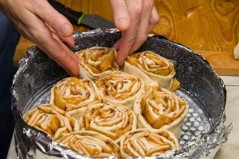 The Process of Making Home Apple Pie in Form of Rose 스톡 사진