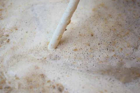 Process of making home beer from malt. Kraft beer from barley and dark malt Foto stock