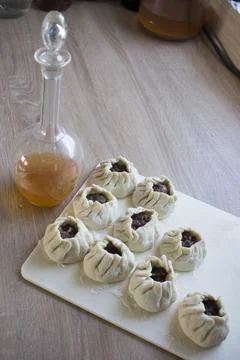 The process of making home-made dumplings. Raw homemade dumplings on a wooden Fotos de archivo