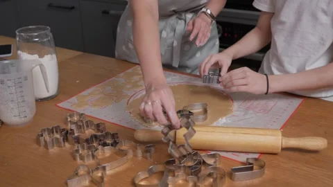 The process of making homemade Christmas gingerbread cookies from scratch. Video stock 311807117