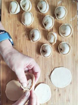 The process of making homemade dumplings. Raw homemade dumplings with meat on Foto stock