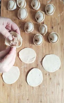 The process of making homemade dumplings. Raw homemade dumplings with meat on Foto stock