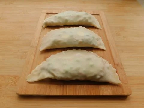 The process of making homemade pies with fish, cheese and vegetables. Foto stock