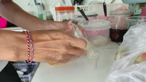 The process of making ice oranges, wrapping the ice oranges Vidéo 198678030