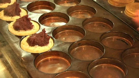 Process of making Japanese style waffle, Ohban-yaki, Imagawa-yaki, 4K Stock Footage 98245960