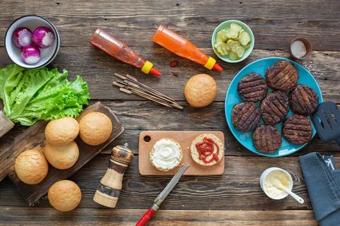 Process of making a juicy burger 库存照片