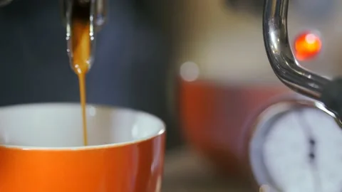 Process of making lattes on a coffee machine, the camera is in motion. Video stock 194731461