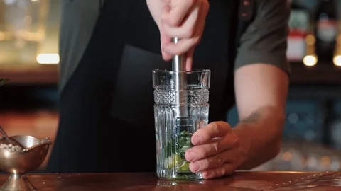 The process of making lime, mint and ice cocktail, mix the cocktail with a spoon Video stock 128070831