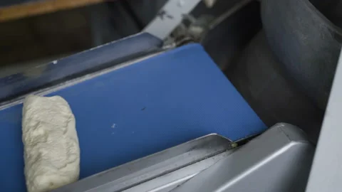 Process of making loaves of wheat bread by automated machinery with conveyor Video stock 147257028