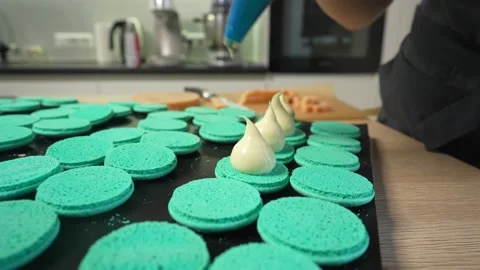 Process Of Making macaroon at home. Shot of hands of female pastry chef holding Stockbeeldmateriaal 153670170