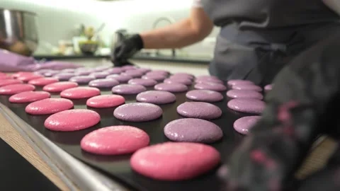 Process Of Making macaroon at home. Shot of hands of female pastry chef holding Stockbeeldmateriaal 153689980