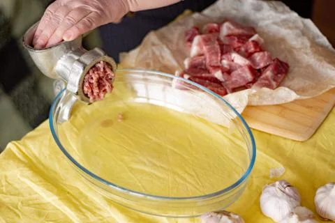 The process of making minced meat with a manual meat grinder. 写真素材