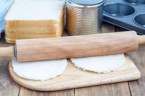 Process of making mini quiche with bacon, using bread toast instead of dough 스톡 사진