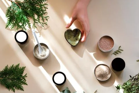 Process of making natural cosmetics from green clay. Foto stock