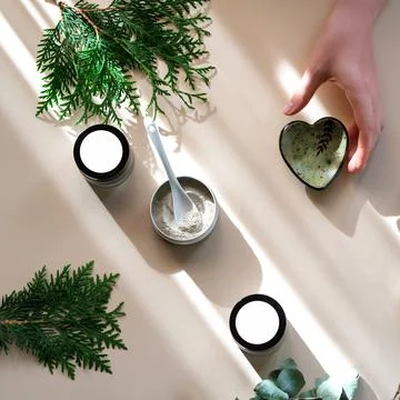 Process of making natural cosmetics from green clay. Stock-Fotos