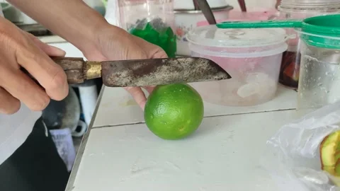 The process of making orange ice, cutting citrus fruit into 2 parts 動画素材 198678100