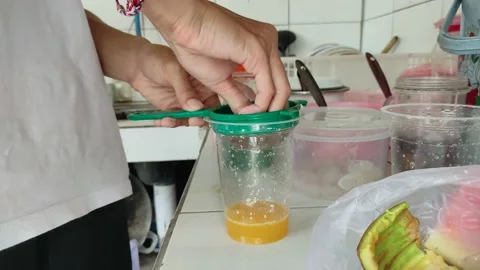 The process of making orange ice, squeezed orange fruit Vidéo 198678032