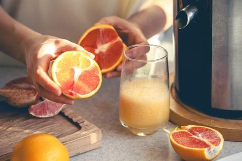 The process of making orange juice in the home kitchen. Foto stock