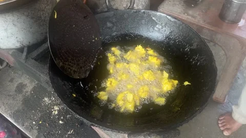 Process of making Pakora in wok Stock Footage 340210304