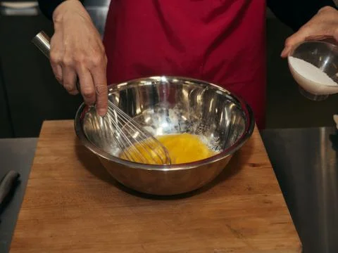 The process of making pancakes. Cook in the kitchen makes the dough Foto stock