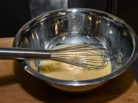 The process of making pancakes. Cook in the kitchen makes the dough Foto stock