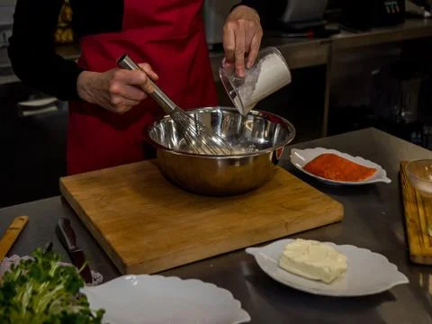 The process of making pancakes. Cook in the kitchen makes the dough Foto stock