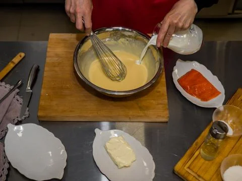 The process of making pancakes. Cook in the kitchen makes the dough Foto stock