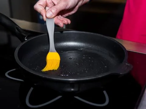 The process of making pancakes. Cook in the kitchen makes the dough Stock-Fotos