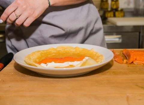 The process of making pancakes. Cook in the kitchen makes the dough. Foto stock