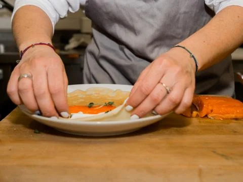The process of making pancakes. Cook in the kitchen makes the dough. Foto stock