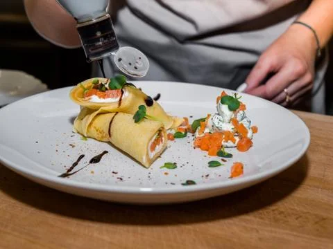 The process of making pancakes. Cook in the kitchen makes the dough. Foto stock