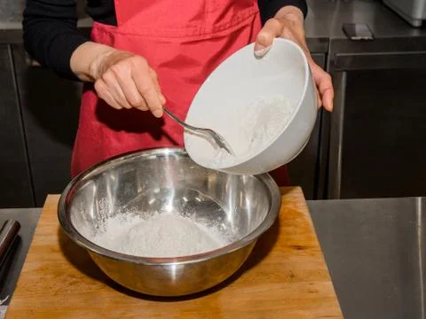 The process of making pancakes. Cook in the kitchen makes the dough. Foto stock